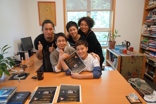 From left: Hakgwai Lau (freelance artist); Helen Siu (Anthropology, Yale); Jelly Cheng (manager, Goomusic); Canaan Fong (staff, Goomusic); and in front holding poster is Denise Ho (singer/artist)