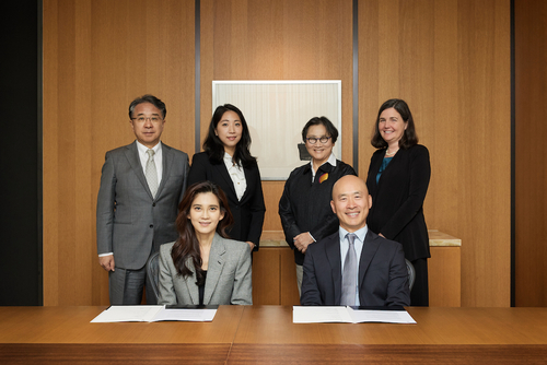 Seated in front row, from left: Boojin Lee, President and CEO of Hotel Shilla, Hwansoo Kim, Chair of the Council on East Asian Studies. Standing in second row, from left, Ingyu Han, President and COO, Hotel Shilla, Injoong Kim, Assistant Director CEAS, Hongnam Kim, Kathy Rupp, Program Director CEAS