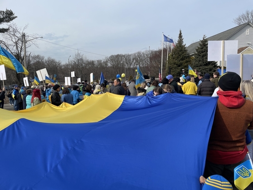 Locals express their support for Ukraine at a rally in Southport, Conn. Photo by Ulyana Yosypiv