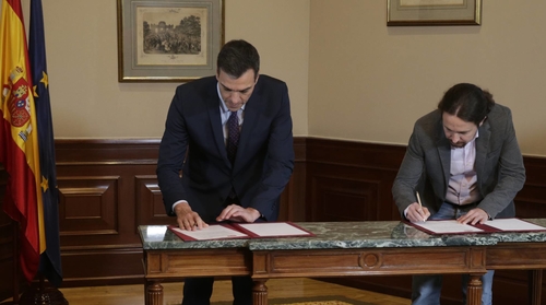 PSOE leader and Acting Prime Minister Pedro Sánchez and Podemos leader Pablo Iglesias signing a preliminary agreement last Tuesday to form a coalition government.