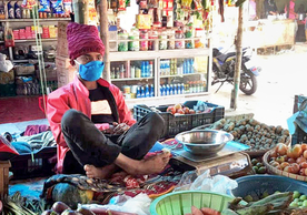 A shopkeeper in Bangladesh wearing a mask provided as part of the study. Photo: IPA-Bangladesh.
