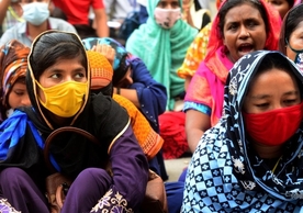 Garment workers demonstrating in Dhaka, Bangladesh, on September 20, 2020. Photo: Mamunur Rashid/NurPhoto via Getty Images. 