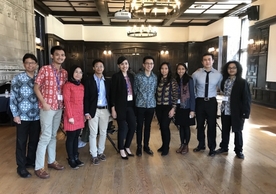 Guest speaker, Livi Zheng with YIF conference organizers. From left to right: Indriyo Sukmono (Senior Lector, CSEAS), Brurce Mecca (MESc ’19), Prisna Putri (FLTA Indonesian), Agasha Ratam (YC ’21), Mesquita Prasetyo (SOM ’19), Gregory Jany (YC ’21), Livi Zheng (Producer/Director), Dinny Aletheiani (Lector, CSEAS), Nicolas Wicaksono (YC ’19), Taufan Hatibie (YC).  