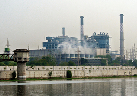 An electric power plant in Gujarat, India. (© Dreamstime)