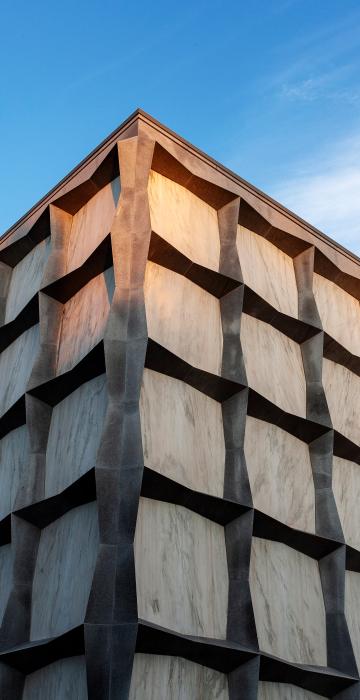 A view of sunlight shining on the corner of Beinecke Library