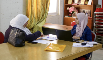 Meeting between two women 