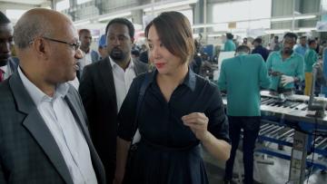 Chinese businesswoman Motto Ma speaking to members of an Ethiopian regional government delegation.