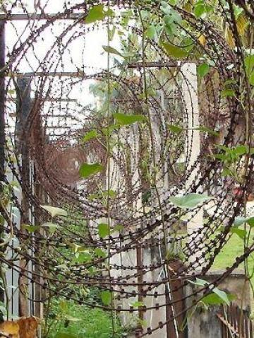 tuol sleng barbed wire