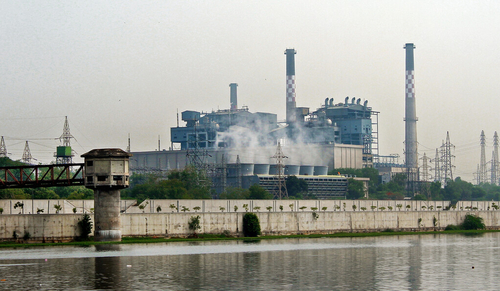 An electric power plant in Gujarat, India. (© Dreamstime)